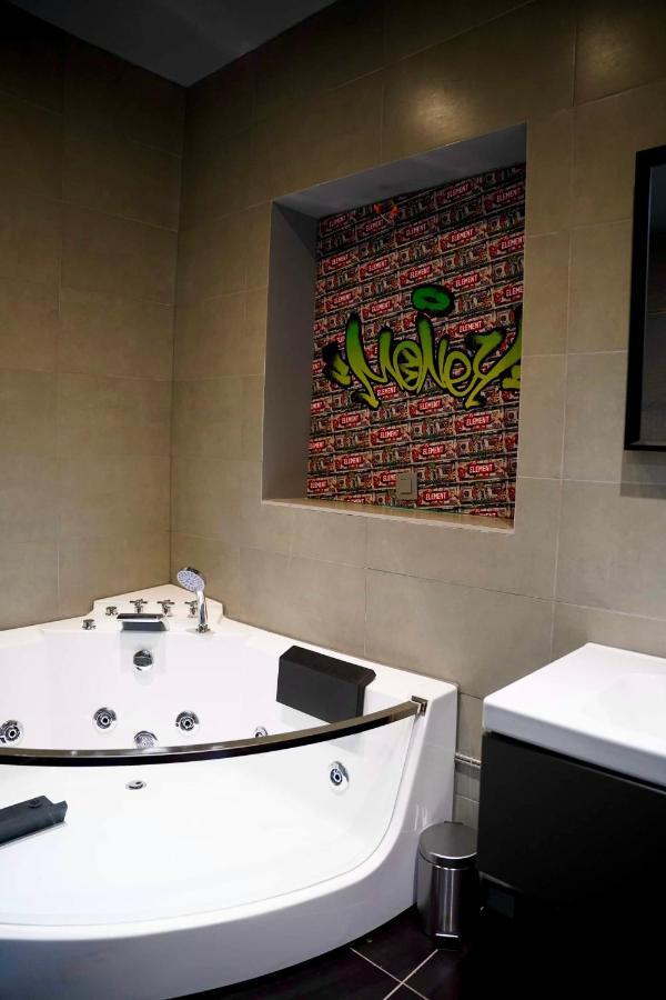 Ferienwohnung Capsule Casino - Jacuzzi - Billard - Netflix - Console & Jeux Mons  Exterior foto